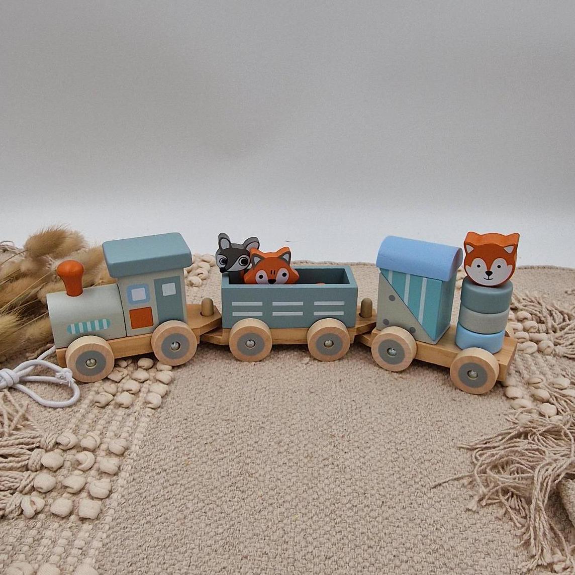 Personalisierter Holzzug aus Holz mit bunten Tieren und eingraviertem Namen und Daten des Kindes, ideales Geschenk zur Geburt oder zum 1. Geburtstag.