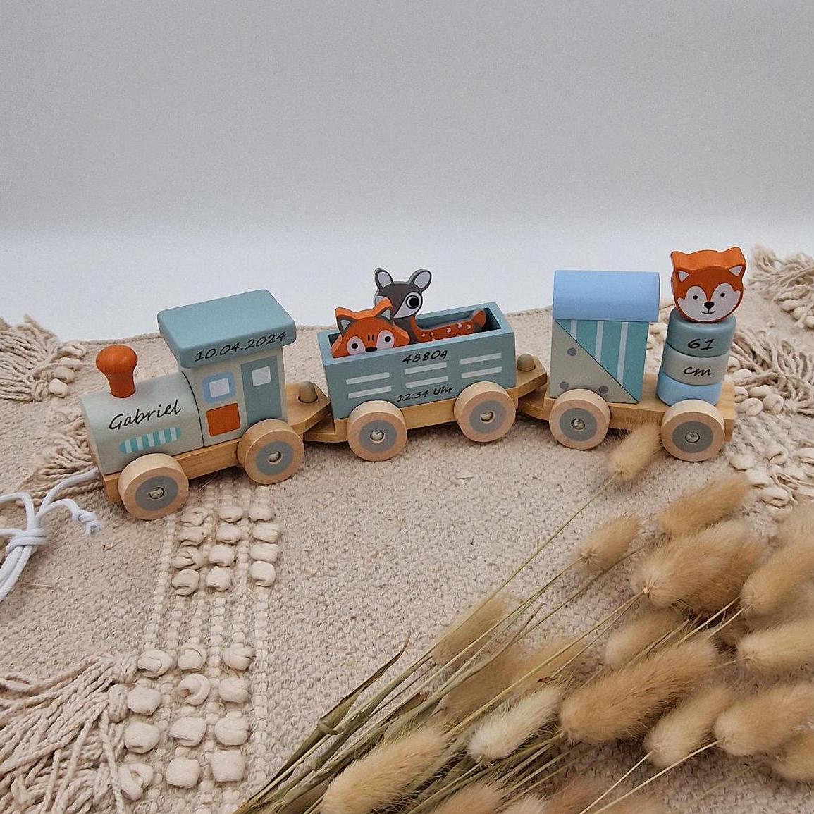 Personalisierter Holzzug aus Holz mit bunten Tieren und eingraviertem Namen und Daten des Kindes, ideales Geschenk zur Geburt oder zum 1. Geburtstag.