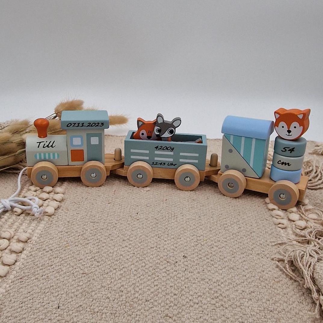 Personalisierter Holzzug aus Naturholz in Blau und Beige mit süßen Tieren, Namen und Geburtsdaten, ideales Geschenk zur Geburt oder Taufe.
