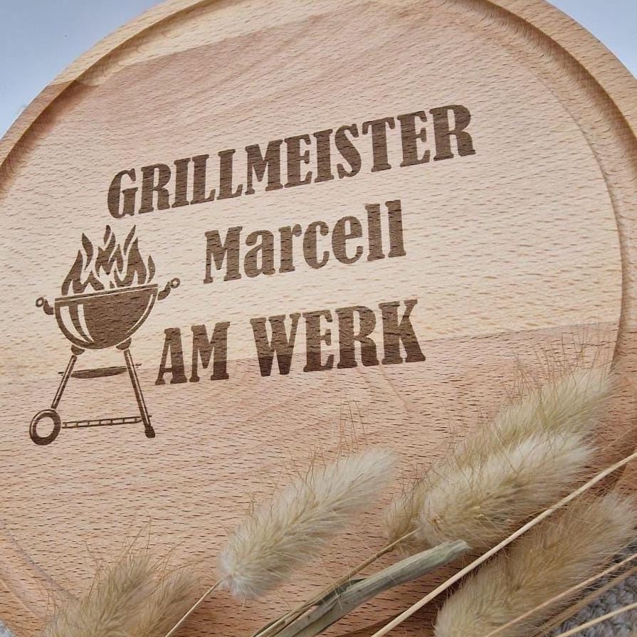 Personalisiertes Grillbrett mit Gravur – Rundes Schneidebrett aus Holz für Grillmeister – Steakbrett mit Name – Geschenk für Männer Vatertag
