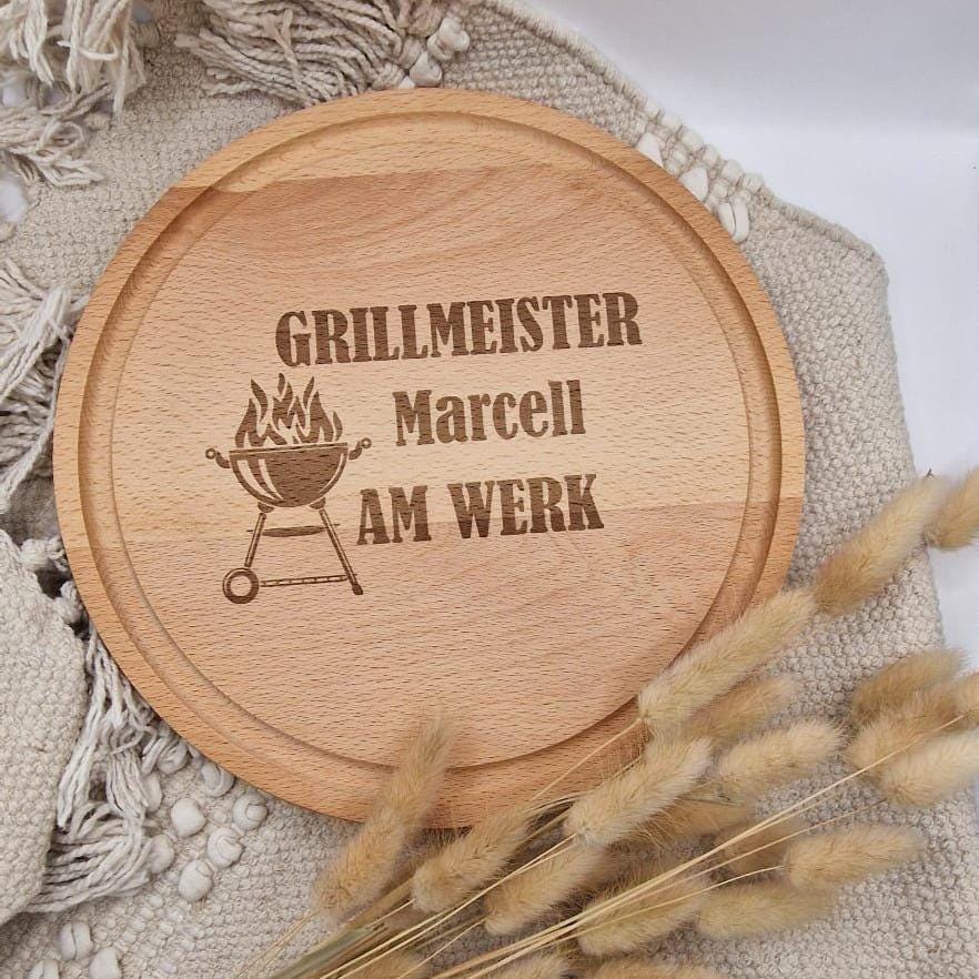 Personalisiertes Grillbrett mit Gravur – Rundes Schneidebrett aus Holz für Grillmeister – Steakbrett mit Name – Geschenk für Männer Vatertag