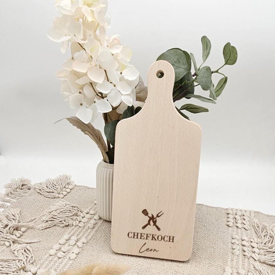 Personalisiertes Frühstücksbrett Chefkoch mit Name | Geschenk für Männer die gerne kochen | Holzbrett Hobbykoch Schneidebrett