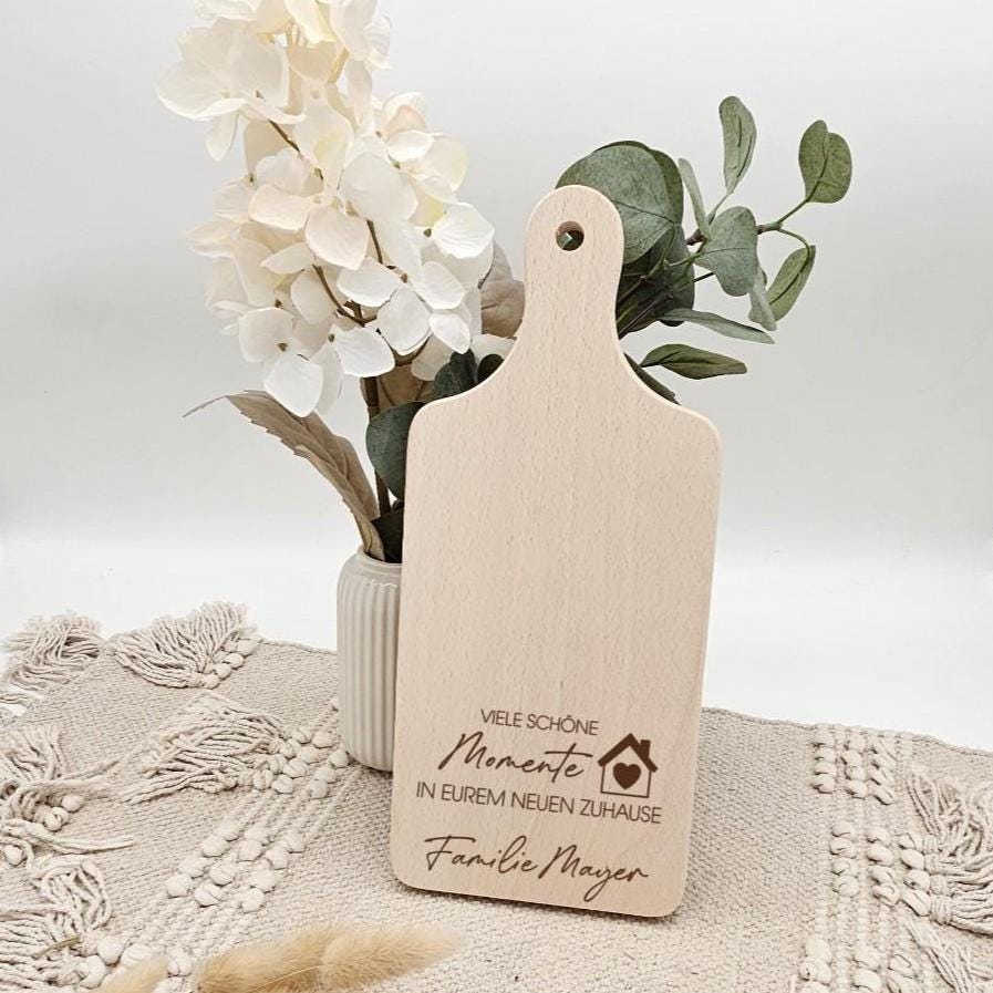 Geschenk zum Einzug Frühstücksbrett neues Zuhause | Personalisiertes Brotzeitbrett Familienname | Holzbrettchen Einweihung