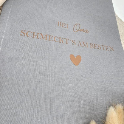 Personalisiertes Geschirrtuch Oma, Bei Oma schmeckt’s am besten, Geschenk für Oma Küche Baumwolle