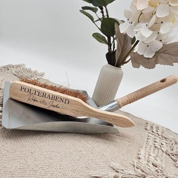 Personalisiertes Kehrset Polterabend Geschenk, Handfeger und Schaufel mit Gravur Namen, Hochzeitsgeschenk