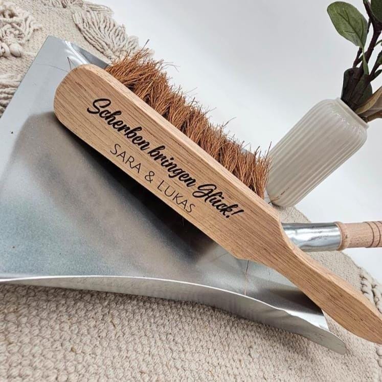 Personalisiertes Kehrset Polterabend, Scherben bringen Glück Handfeger, Hochzeitsgeschenk mit Gravur Namen