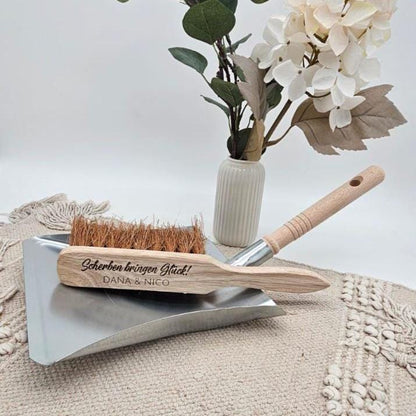 Personalisiertes Kehrset Polterabend, Scherben bringen Glück Handfeger, Hochzeitsgeschenk mit Gravur Namen