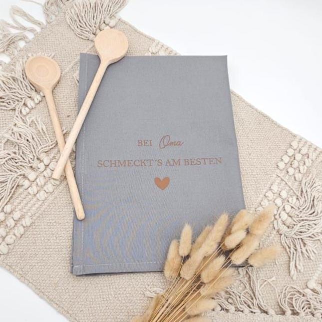 Personalisiertes Geschirrtuch Oma, Bei Oma schmeckt’s am besten, Geschenk für Oma Küche Baumwolle
