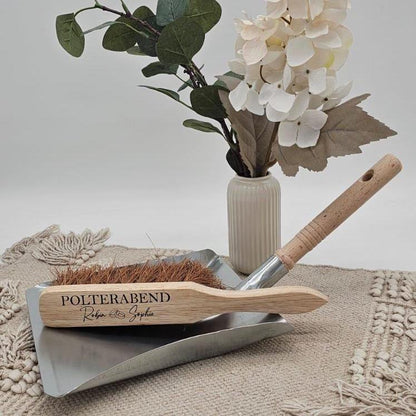 Personalisiertes Kehrset Polterabend Geschenk, Handfeger und Schaufel mit Gravur Namen, Hochzeitsgeschenk