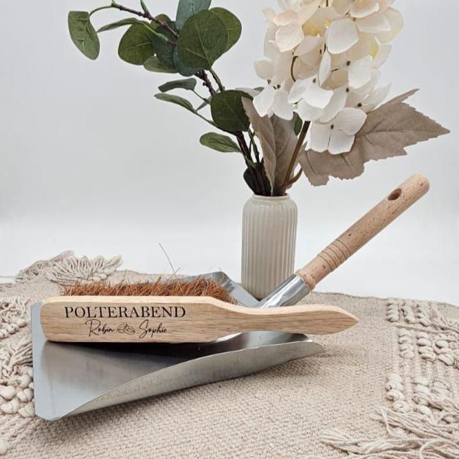 Personalisiertes Kehrset Polterabend Geschenk, Handfeger und Schaufel mit Gravur Namen, Hochzeitsgeschenk