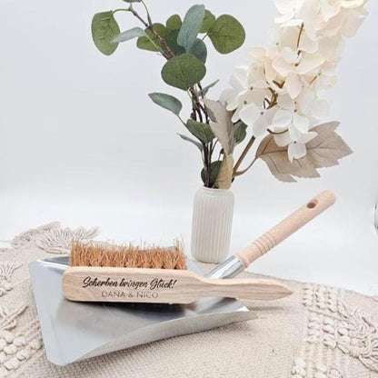 Personalisiertes Kehrset Polterabend, Scherben bringen Glück Handfeger, Hochzeitsgeschenk mit Gravur Namen