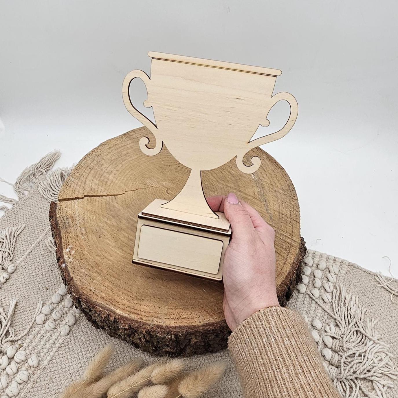 Personalisiertes Holz Pokal Geschenk Beste Mama Award, Muttertag Trophäe mit Name, Holzdeko Aufsteller