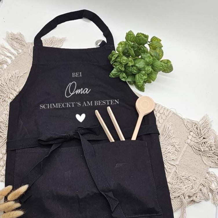 Personalisierte Kochschürze mit Namen | Bei Oma schmeckt’s am besten | Geschenk für Großmutter Mama Opa | Schürze Baumwolle personalisierbar