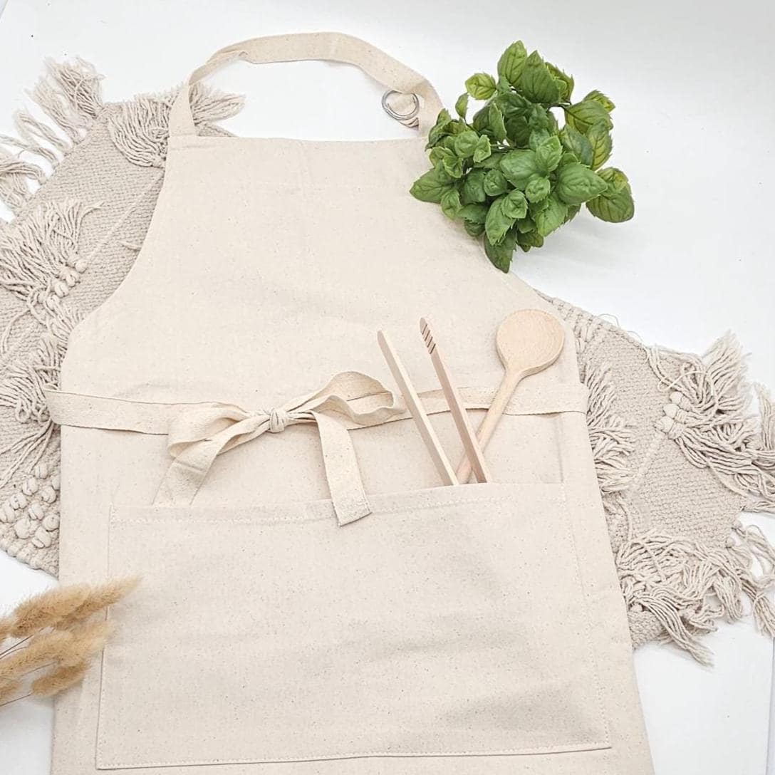 Personalisierte Kochschürze mit Namen | Bei Oma schmeckt’s am besten | Geschenk für Großmutter Mama Opa | Schürze Baumwolle personalisierbar