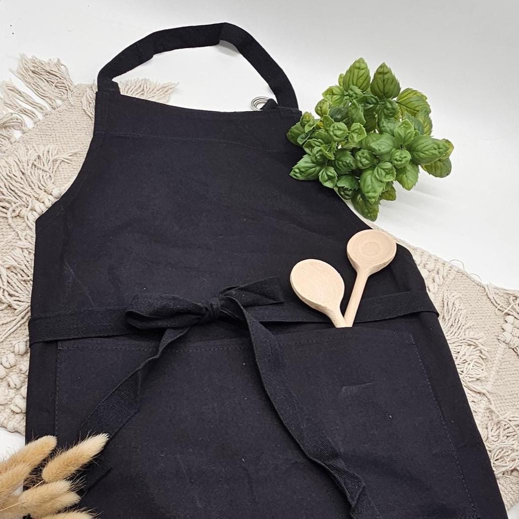 Personalisierte Kochschürze mit Namen | Bei Oma schmeckt’s am besten | Geschenk für Großmutter Mama Opa | Schürze Baumwolle personalisierbar