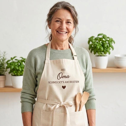 Personalisierte Kochschürze mit Namen | Bei Oma schmeckt’s am besten | Geschenk für Großmutter Mama Opa | Schürze Baumwolle personalisierbar