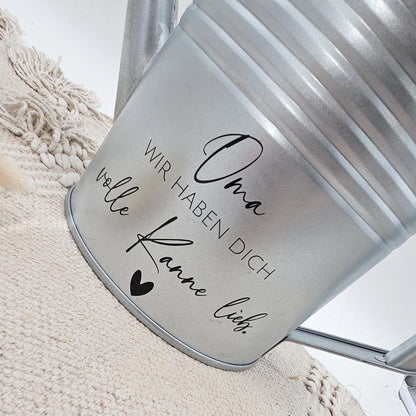 Personalisierte Gießkanne mit Wunschname | Wir haben dich volle Kanne lieb | Geschenk für Mama Oma Opa Papa | Zinkkanne Muttertag Vatertag