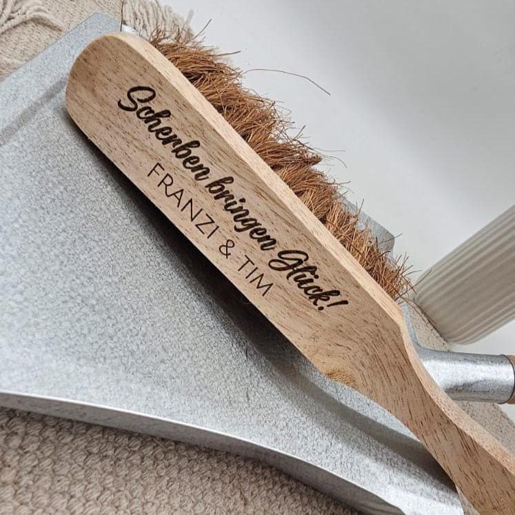 Personalisiertes Kehrset Polterabend, Scherben bringen Glück Handfeger, Hochzeitsgeschenk mit Gravur Namen