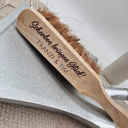 Personalisiertes Kehrset Polterabend, Scherben bringen Glück Handfeger, Hochzeitsgeschenk mit Gravur Namen