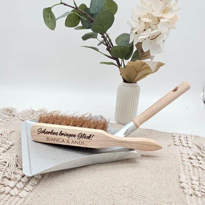 Personalisiertes Kehrset Polterabend, Scherben bringen Glück Handfeger, Hochzeitsgeschenk mit Gravur Namen