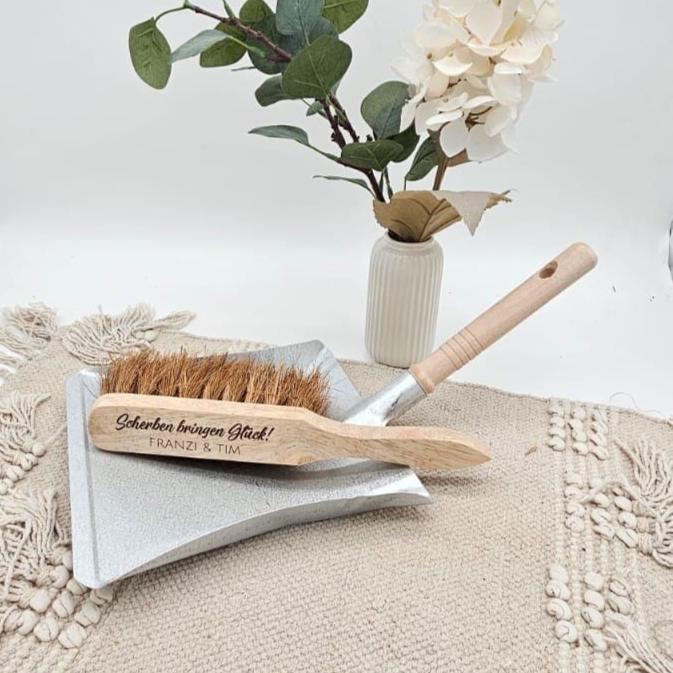 Personalisiertes Kehrset Polterabend, Scherben bringen Glück Handfeger, Hochzeitsgeschenk mit Gravur Namen
