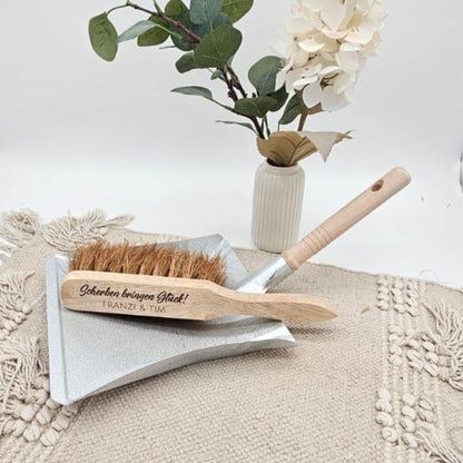 Personalisiertes Kehrset Polterabend, Scherben bringen Glück Handfeger, Hochzeitsgeschenk mit Gravur Namen