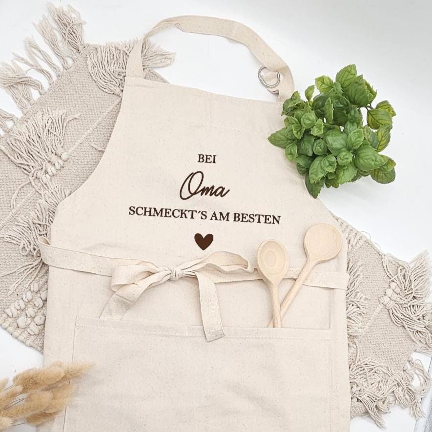 Personalisierte Kochschürze mit Namen | Bei Oma schmeckt’s am besten | Geschenk für Großmutter Mama Opa | Schürze Baumwolle personalisierbar