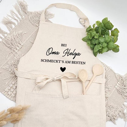 Personalisierte Kochschürze mit Namen | Bei Oma schmeckt’s am besten | Geschenk für Großmutter Mama Opa | Schürze Baumwolle personalisierbar