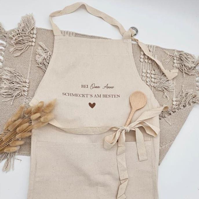 Personalisierte Kochschürze mit Namen | Bei Oma schmeckt’s am besten | Geschenk für Großmutter Mama Opa | Schürze Baumwolle personalisierbar