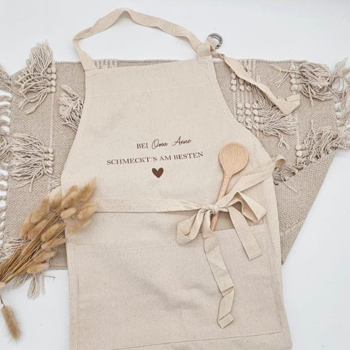 Personalisierte Kochschürze mit Namen | Bei Oma schmeckt’s am besten | Geschenk für Großmutter Mama Opa | Schürze Baumwolle personalisierbar