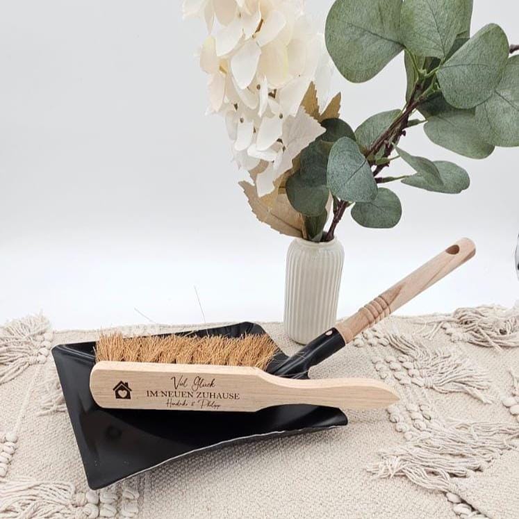 Geschenk zum Einzug Kehrset personalisiert, Viel Glück im neuen Zuhause, Handfeger mit Namen Gravur