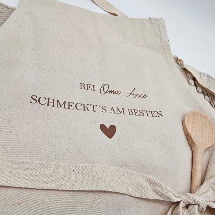 Personalisierte Kochschürze mit Namen | Bei Oma schmeckt’s am besten | Geschenk für Großmutter Mama Opa | Schürze Baumwolle personalisierbar
