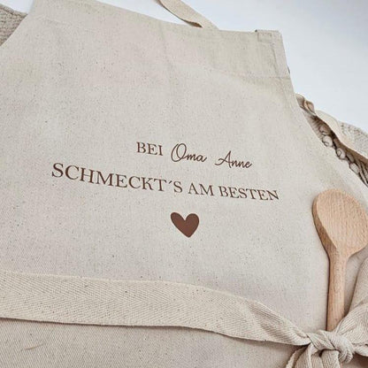 Personalisierte Kochschürze mit Namen | Bei Oma schmeckt’s am besten | Geschenk für Großmutter Mama Opa | Schürze Baumwolle personalisierbar
