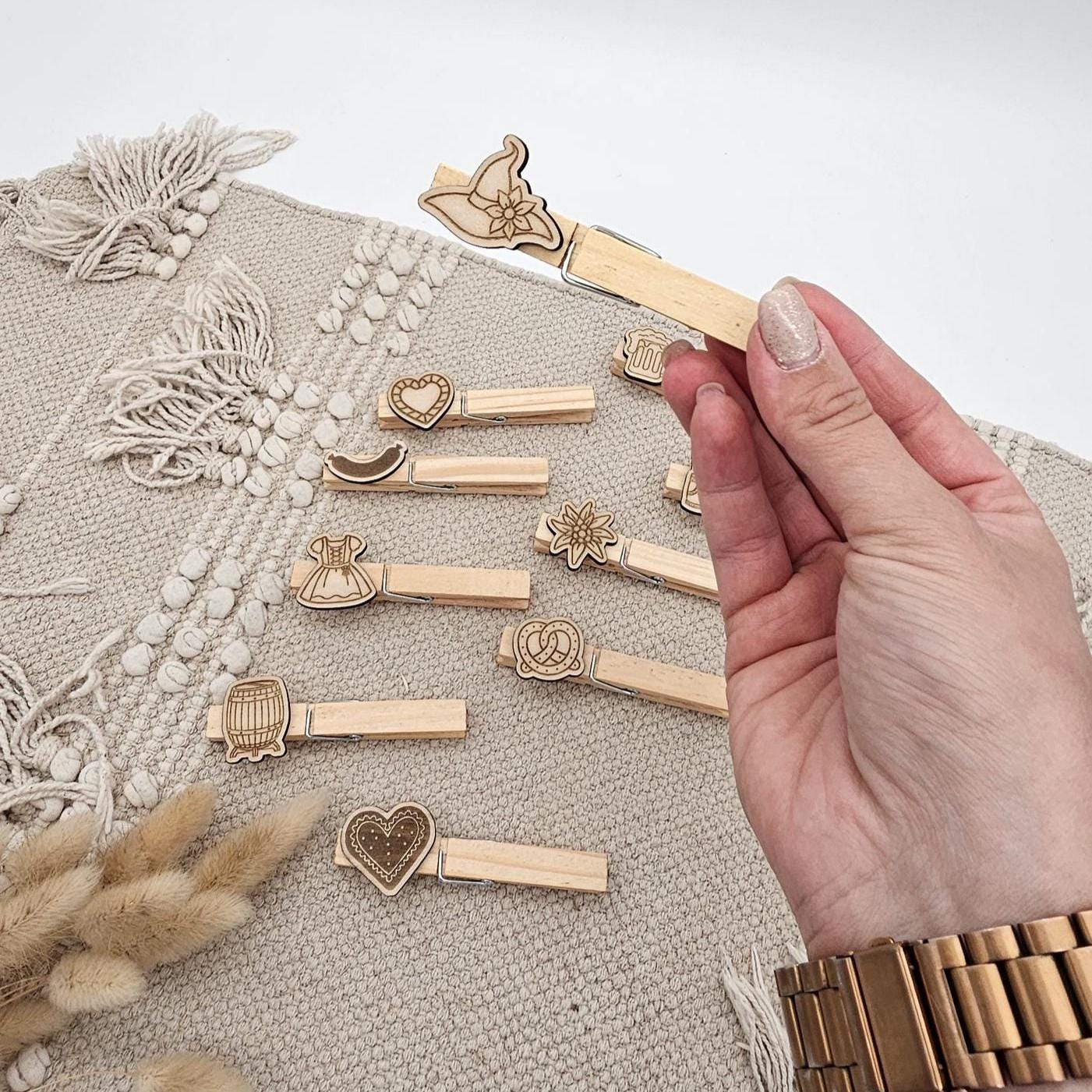 Wäscheklammern Oktoberfest Holz mit Motiven | Trachten Klammern Namensschild Dirndl Lederhose | Oktoberfest Deko Tischdeko Anstecker