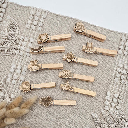 Wäscheklammern Oktoberfest Holz mit Motiven | Trachten Klammern Namensschild Dirndl Lederhose | Oktoberfest Deko Tischdeko Anstecker