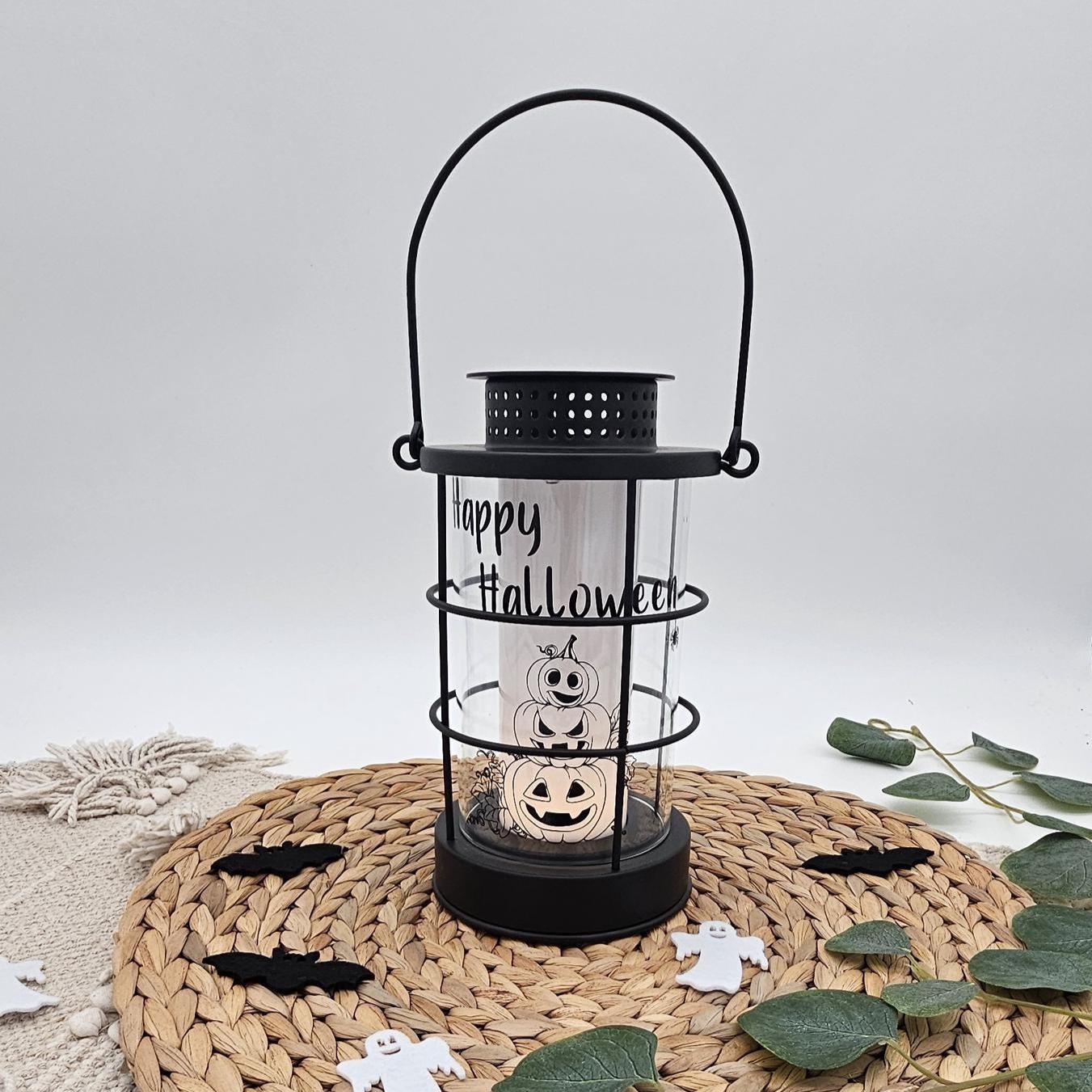Happy Halloween Laterne Kürbis Deko Schwarz | LED Windlicht mit Kürbis Turm Motiv | Gruselige Herbst Tischdeko Geschenk