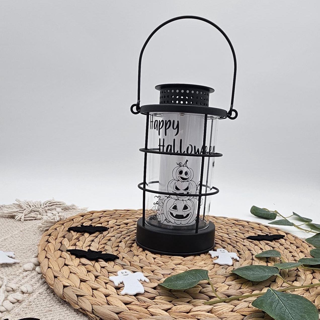 Happy Halloween Laterne Kürbis Deko Schwarz | LED Windlicht mit Kürbis Turm Motiv | Gruselige Herbst Tischdeko Geschenk