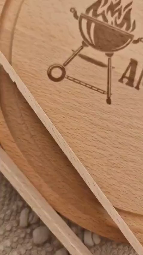 Personalisiertes Grillbrett mit Gravur – Rundes Schneidebrett aus Holz für Grillmeister – Steakbrett mit Name – Geschenk für Männer Vatertag
