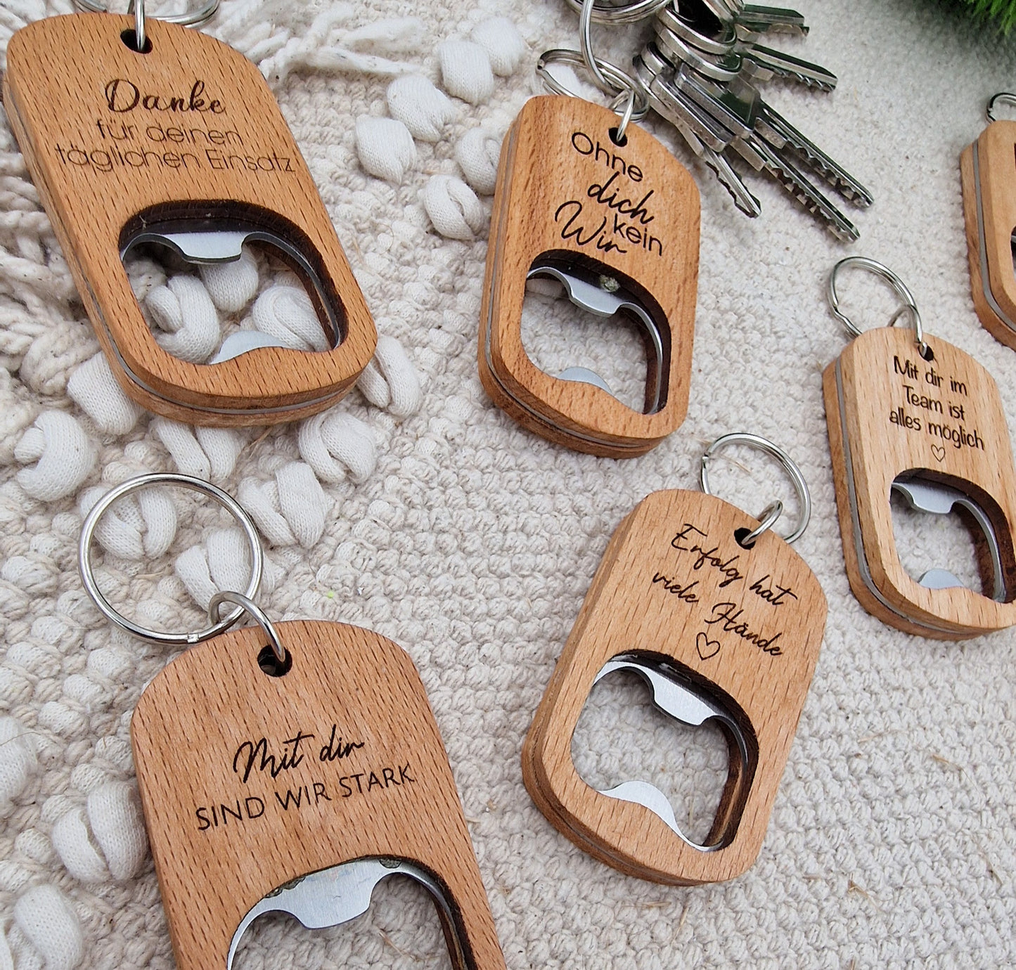 Flaschenöffner mit Schlüsselanhänger aus Holz, Mitarbeitergeschenk