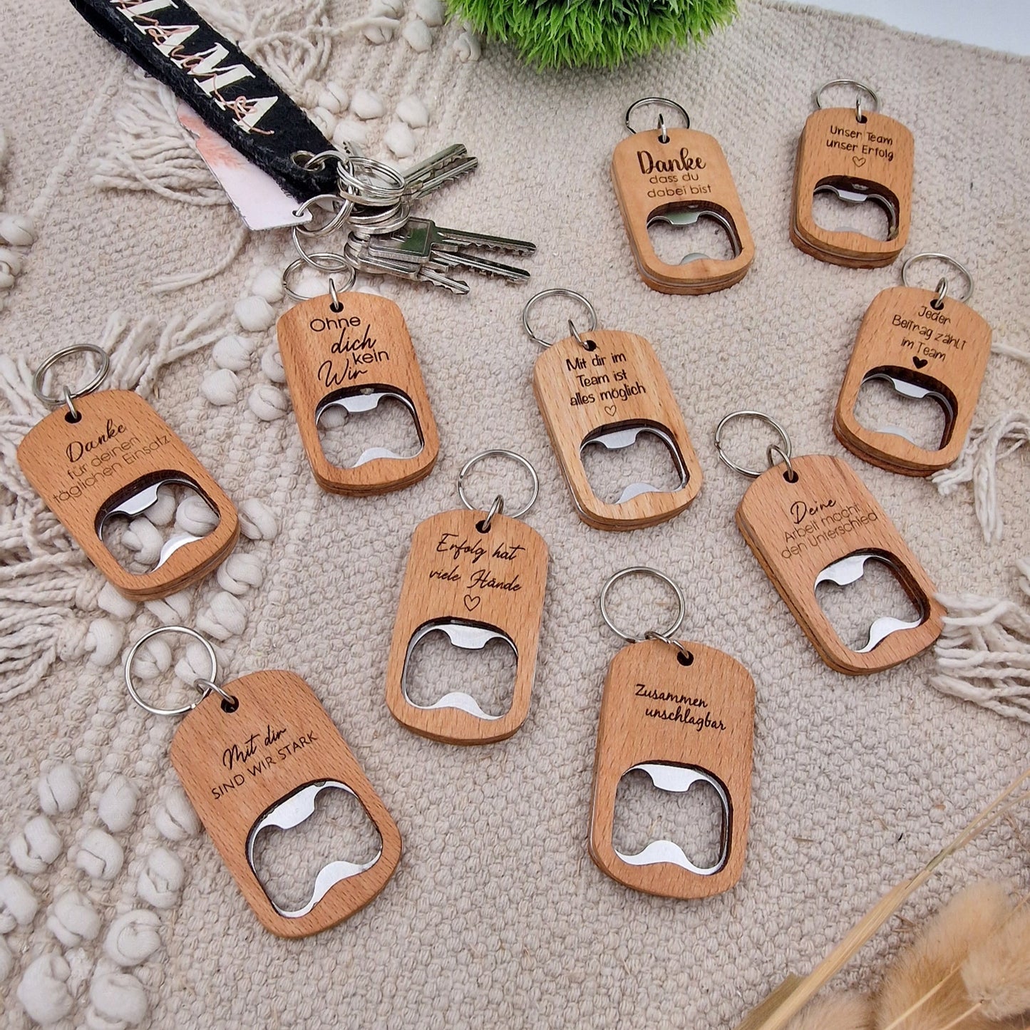 Flaschenöffner mit Schlüsselanhänger aus Holz, Mitarbeitergeschenk